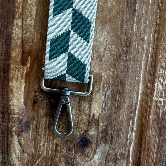 Adjustable crossbody strap - Picture 3 of 3